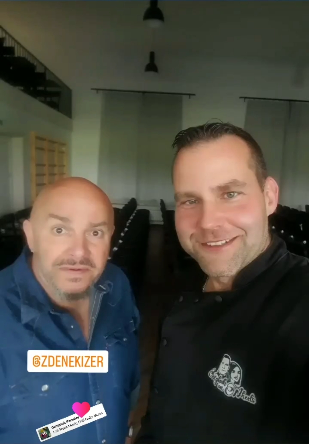 Tomáš Podskalský vaří thajské jídlo ve foodtrucku