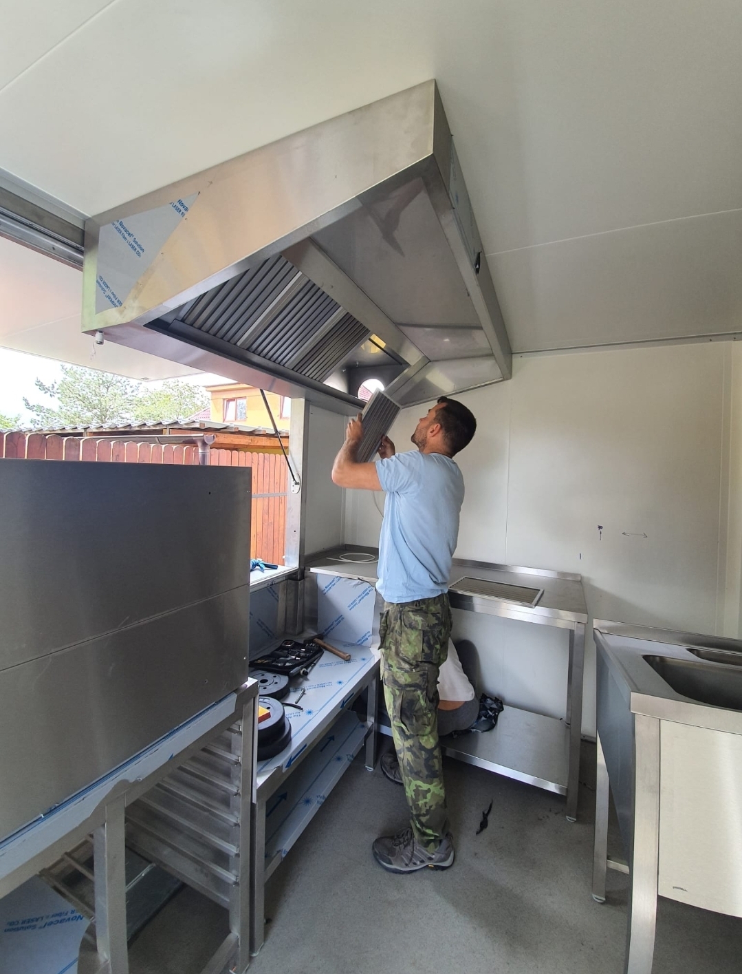Interiér nerezového thajského foodtrucku